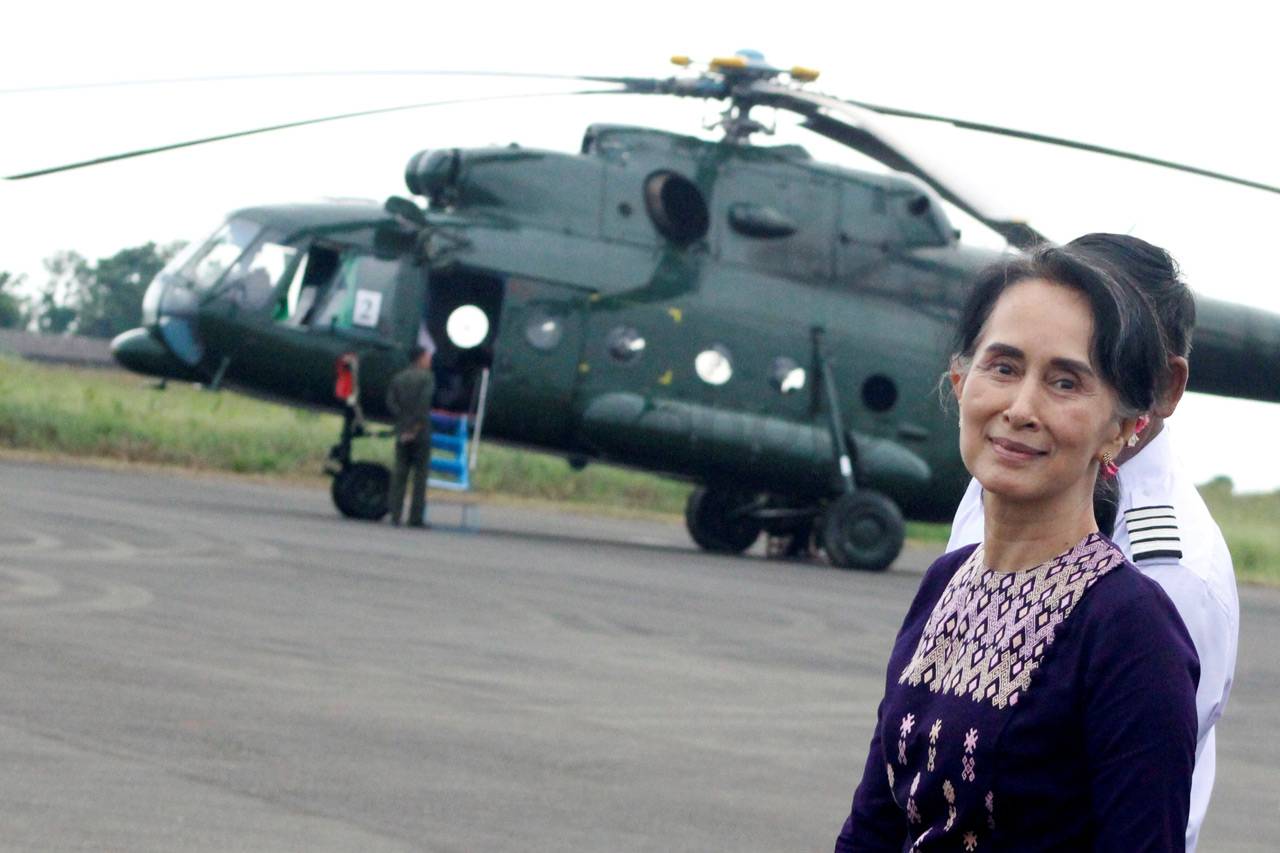 Aung San Suu Kyi Kunjungi...