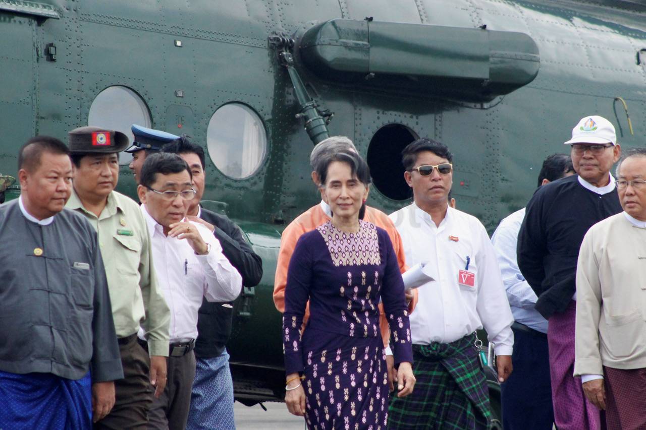 Aung San Suu Kyi Kunjungi...