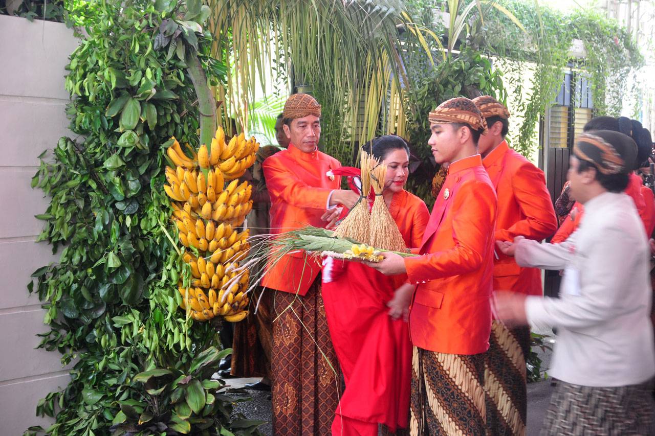 Menaiki Tangga, Presiden...