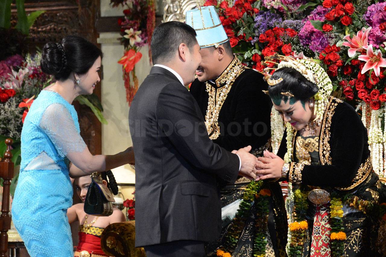 HT Hadiri Resepsi Pernikahan...