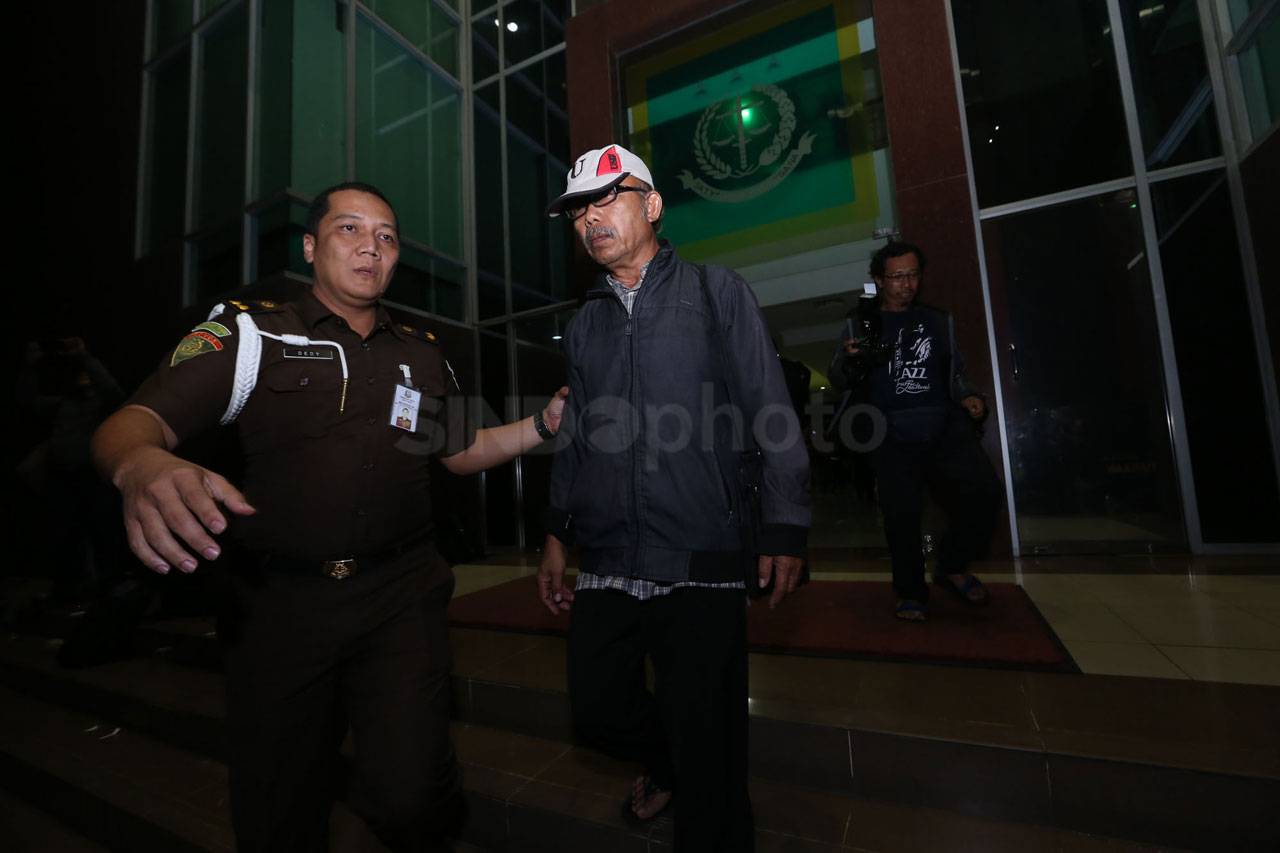 Kejati Jatim Tahan 16...