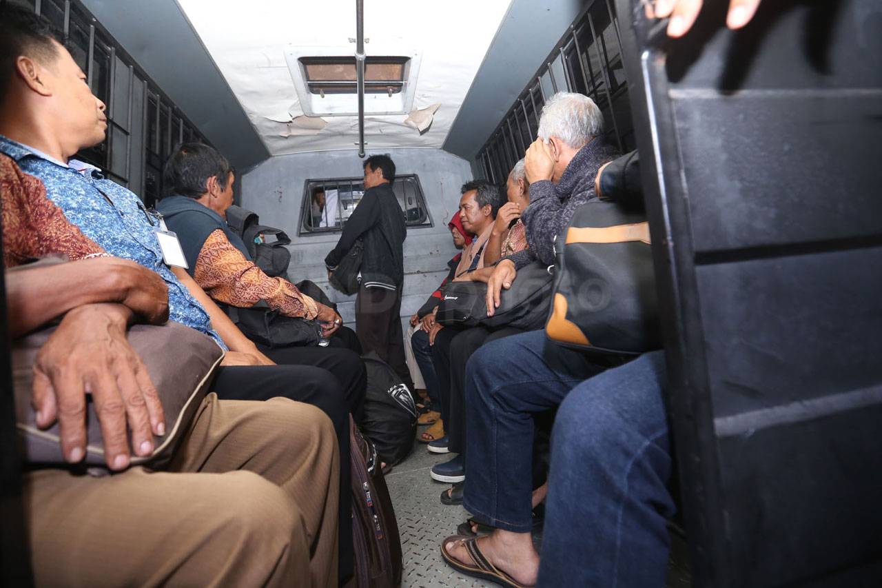 Kejati Jatim Tahan 16...