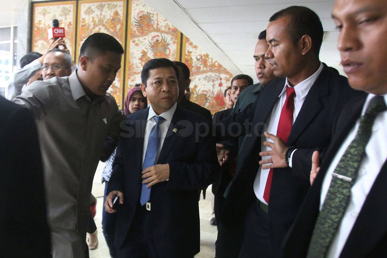Ketua DPR Pimpin Sidang...