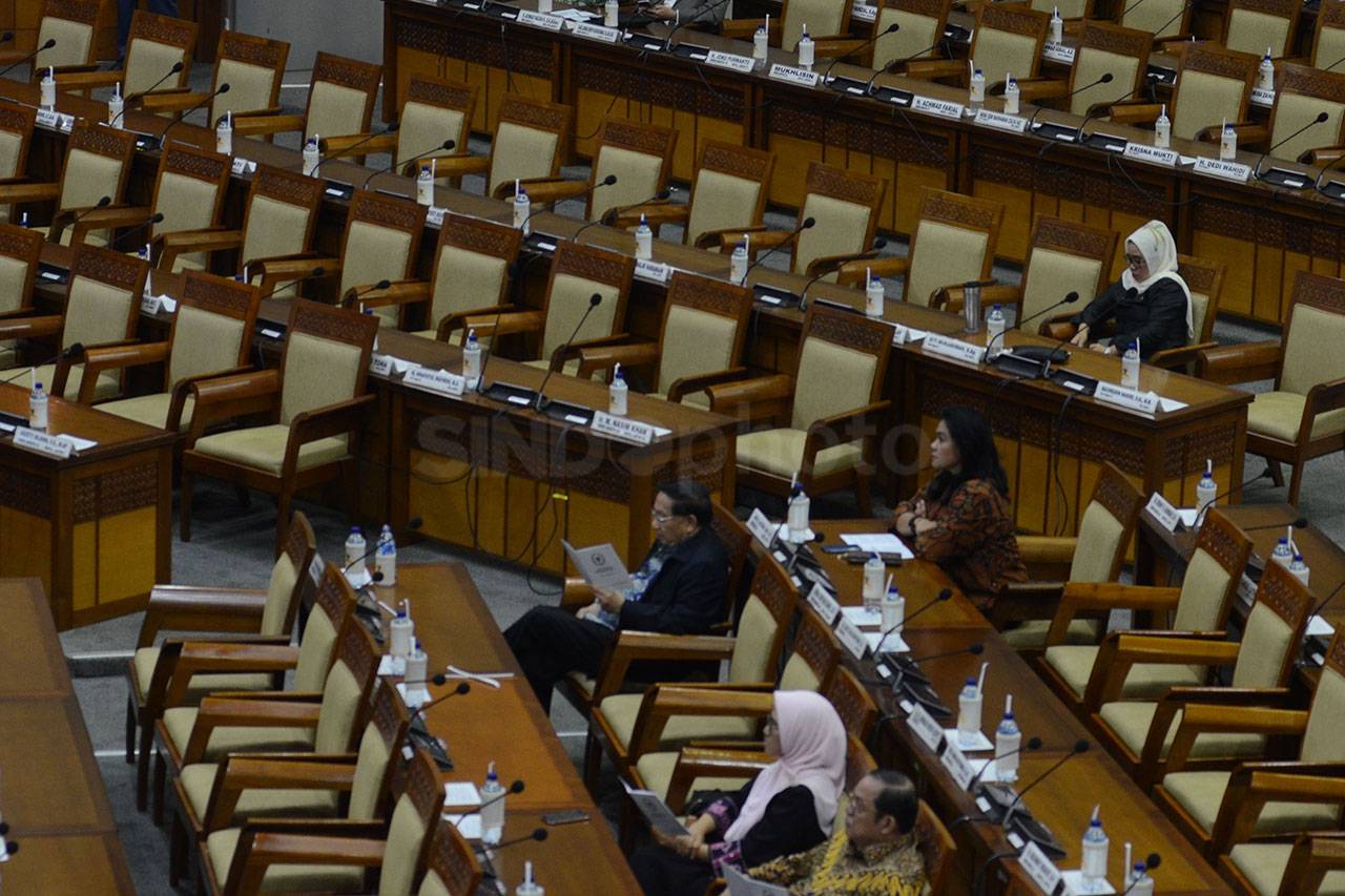 Ketua DPR Pimpin Sidang...