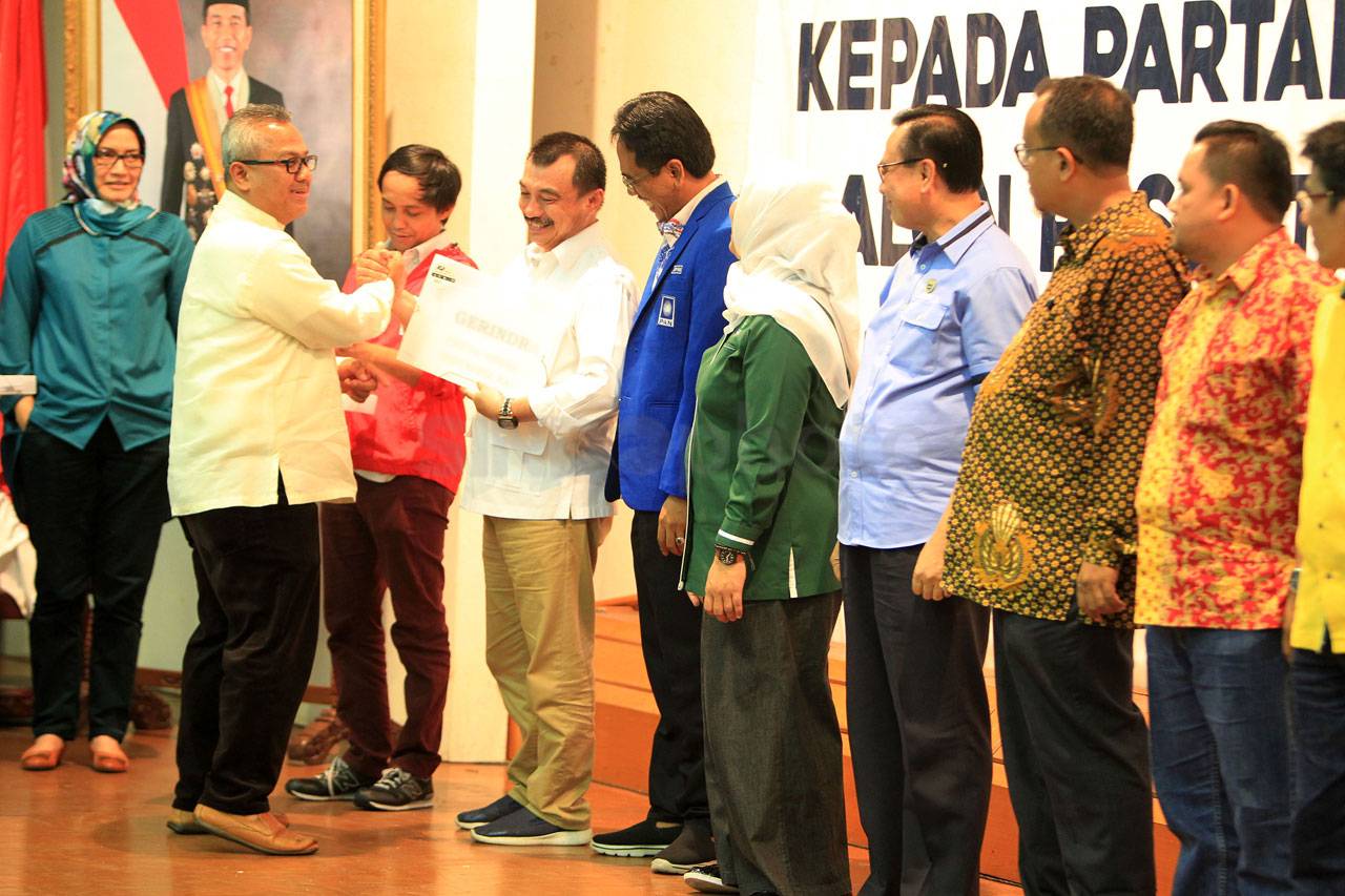 KPU Serahkan Hasil Penelitian...
