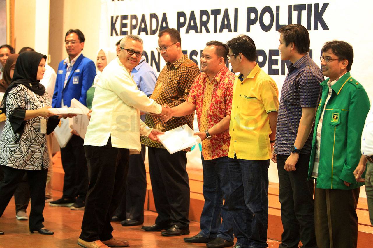 KPU Serahkan Hasil Penelitian...