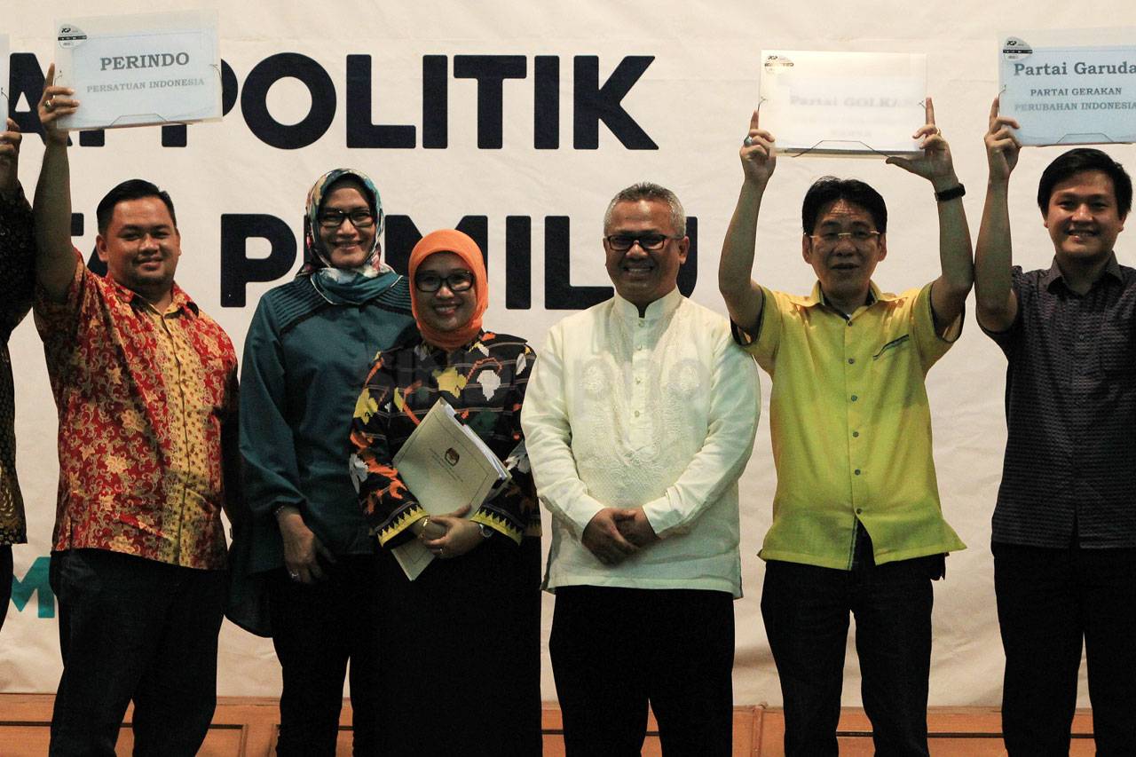KPU Serahkan Hasil Penelitian...