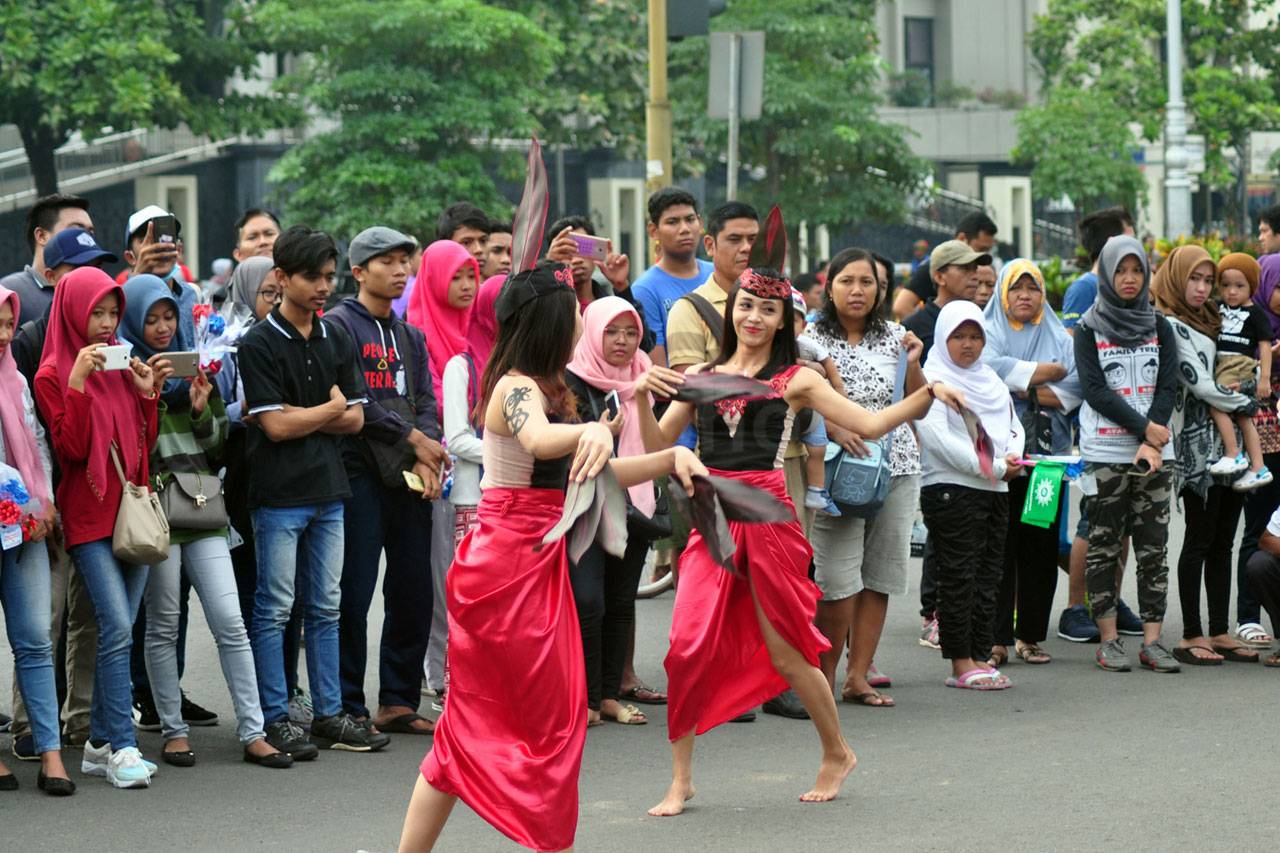 Tarian Adat Ramaikan...