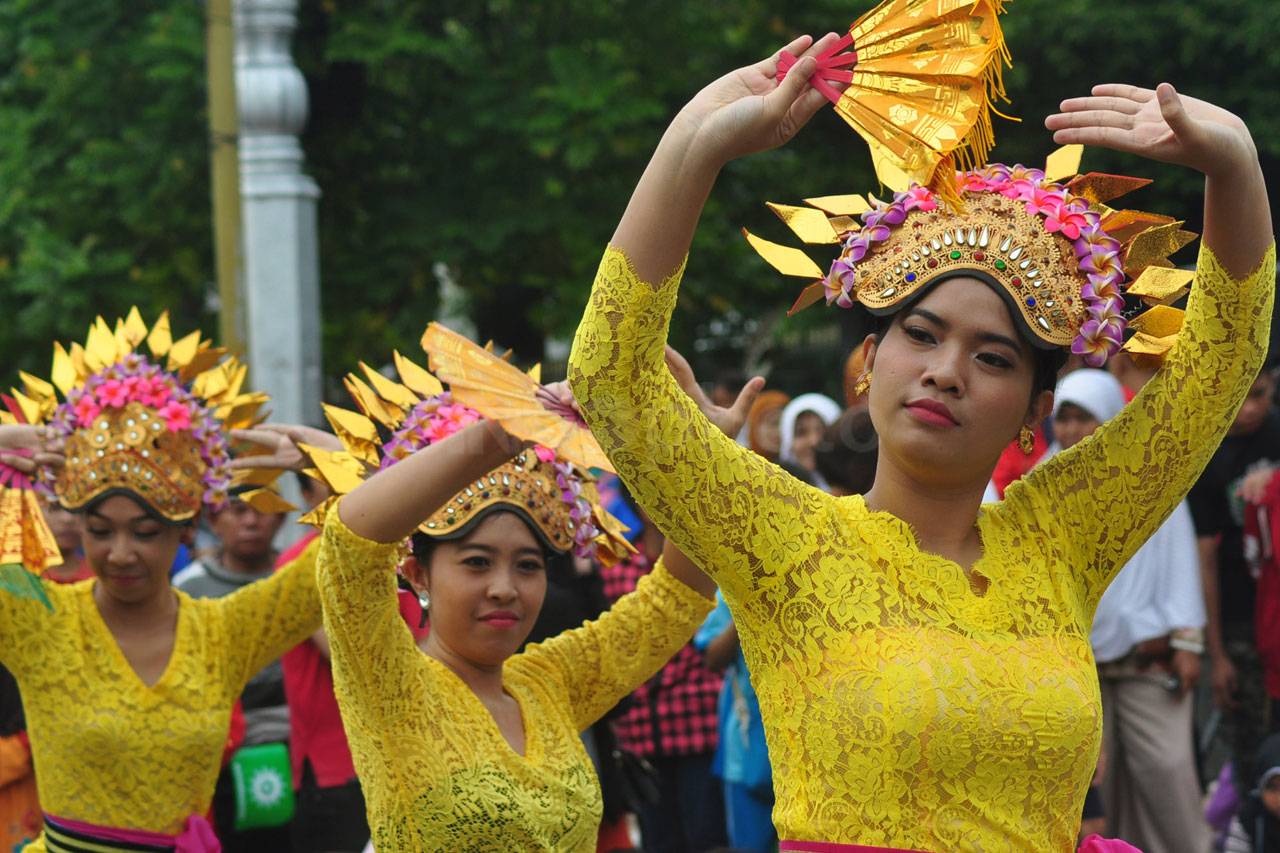 Tarian Adat Ramaikan...