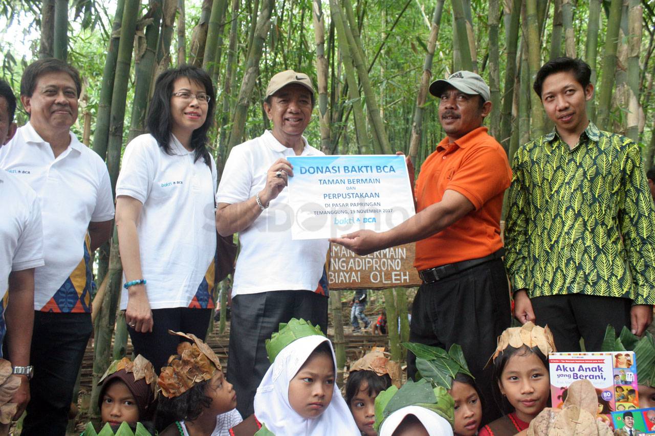 BCA Resmikan Taman Bermain...