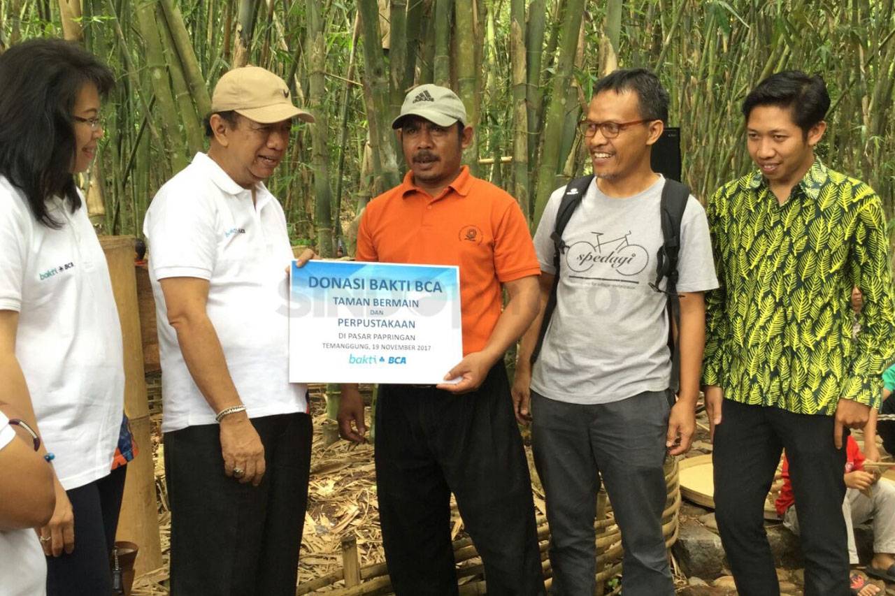BCA Resmikan Taman Bermain...