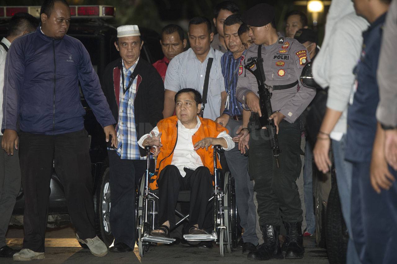 Pakai Kursi Roda dan...