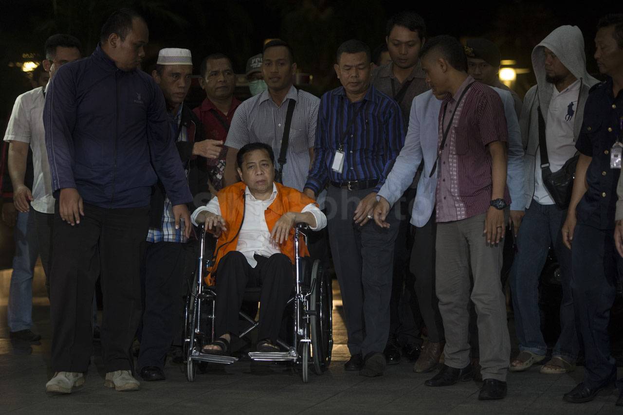 Pakai Kursi Roda dan...
