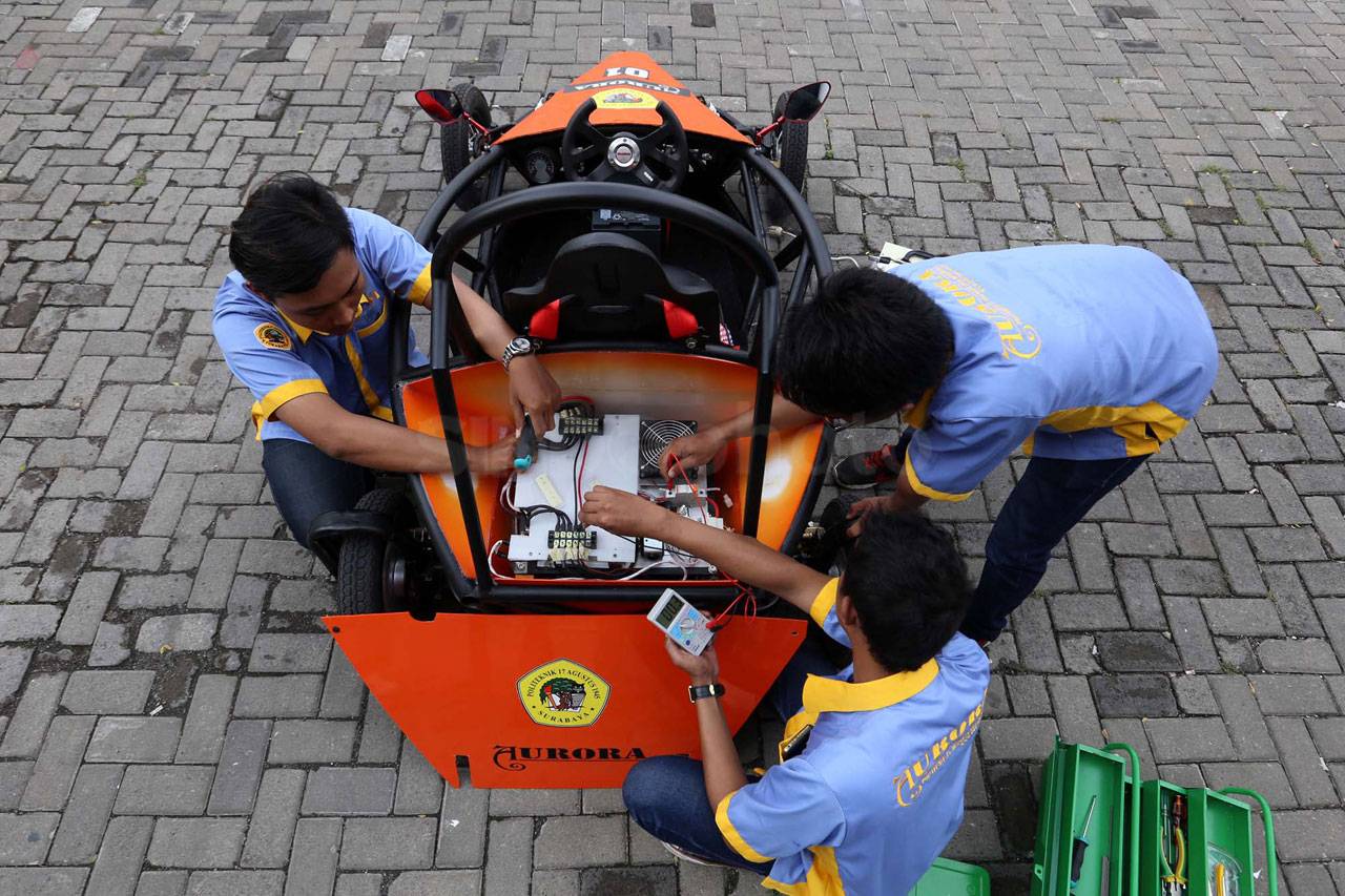 Uji Coba Mobil Listrik...