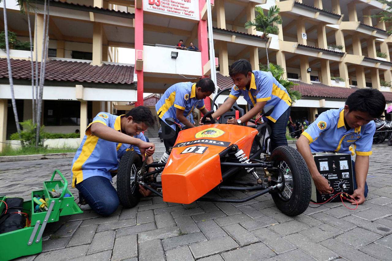 Uji Coba Mobil Listrik...