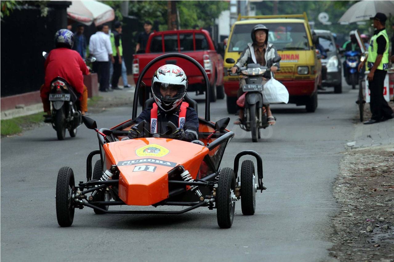 Uji Coba Mobil Listrik...