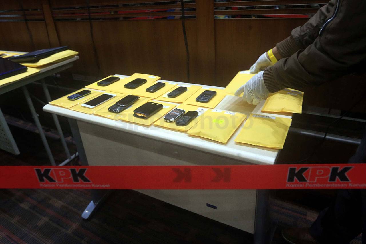 KPK Lelang Barang Sitaan...