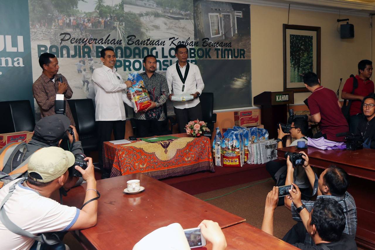 KAHMI Salurkan Bantuan...