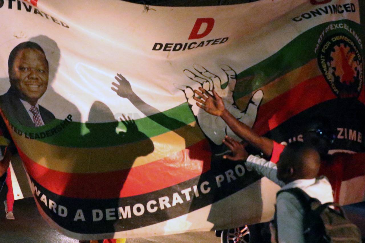 Diktator Mugabe Mundur,...
