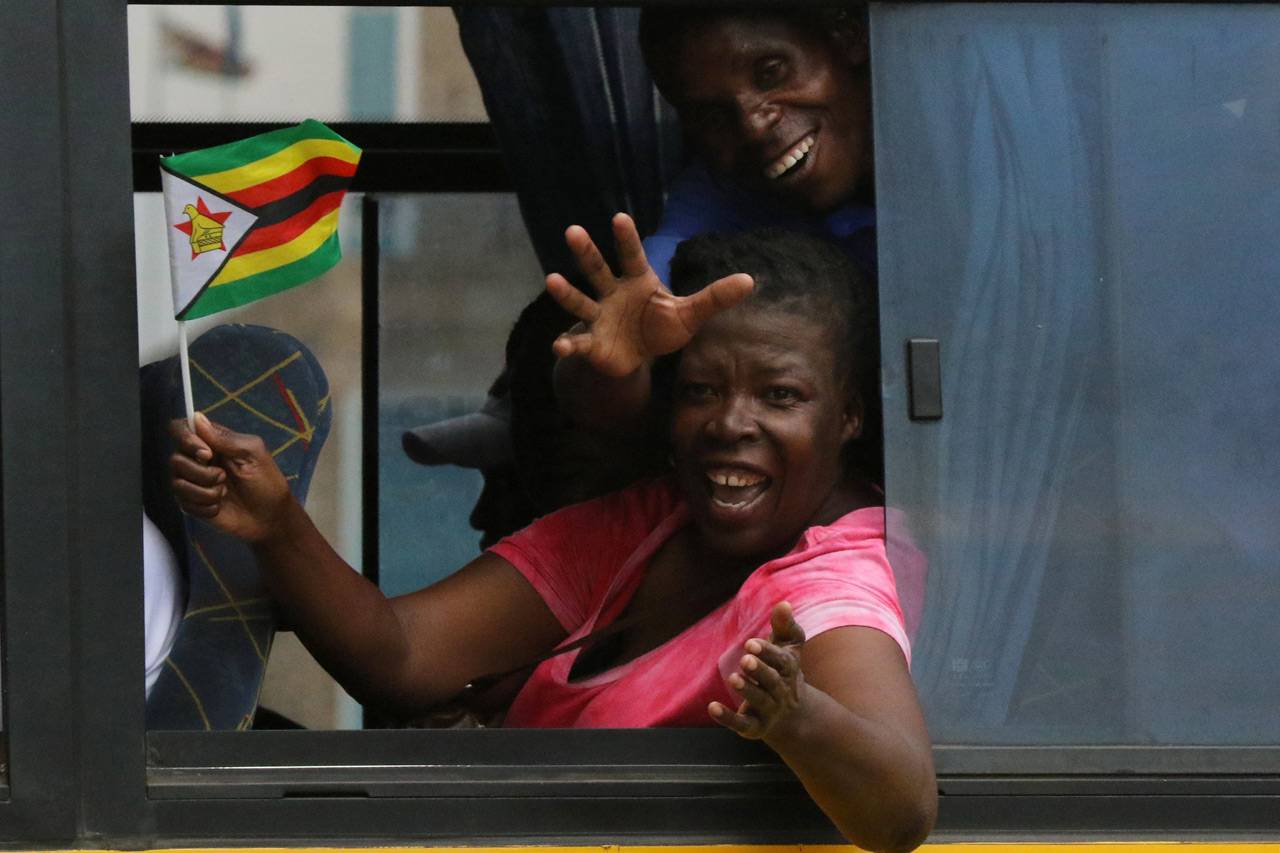 Diktator Mugabe Mundur,...