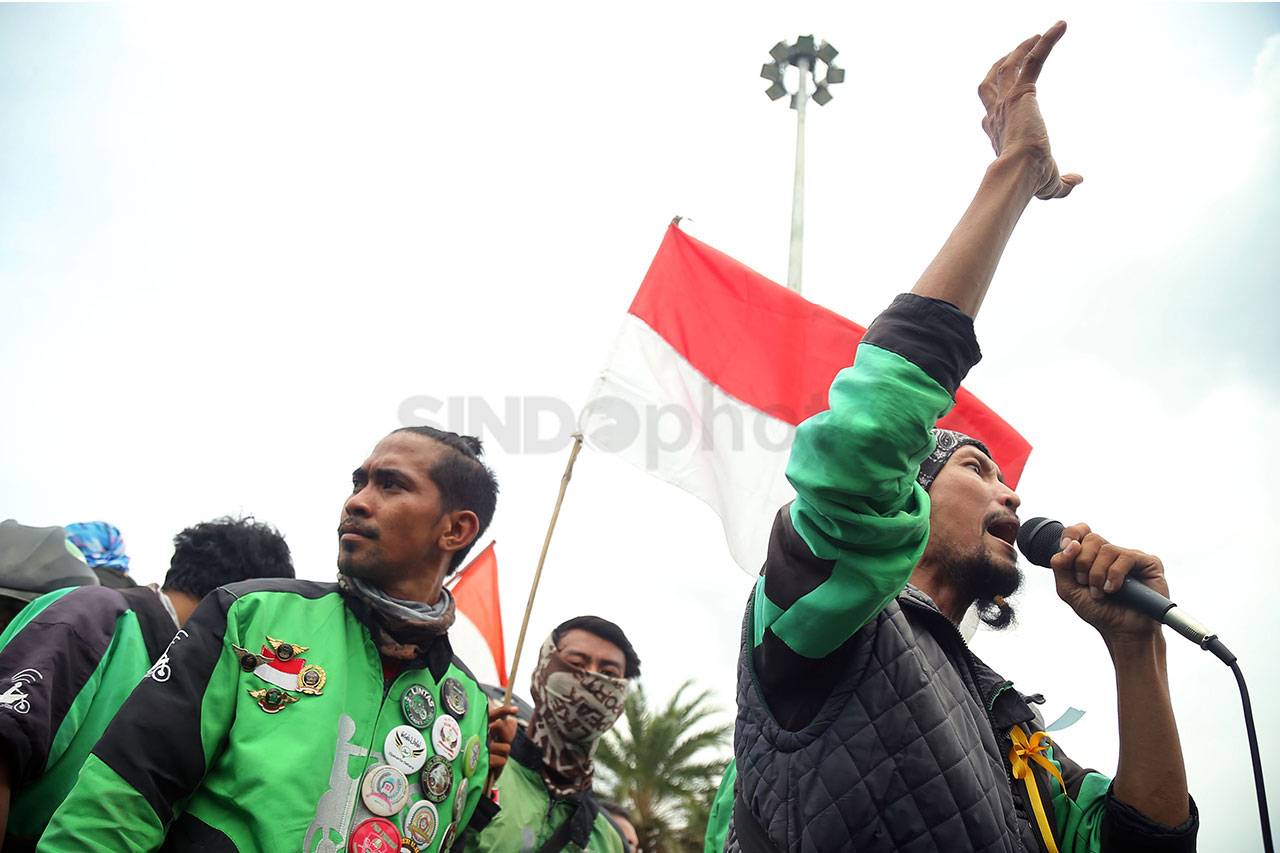 Ribuan Ojek Online Tuntut...
