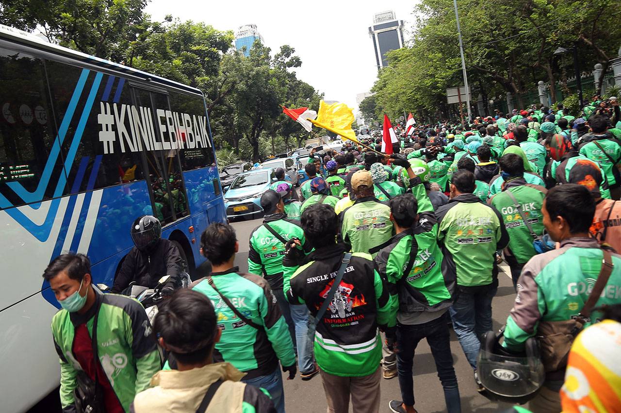 Ribuan Ojek Online Tuntut...