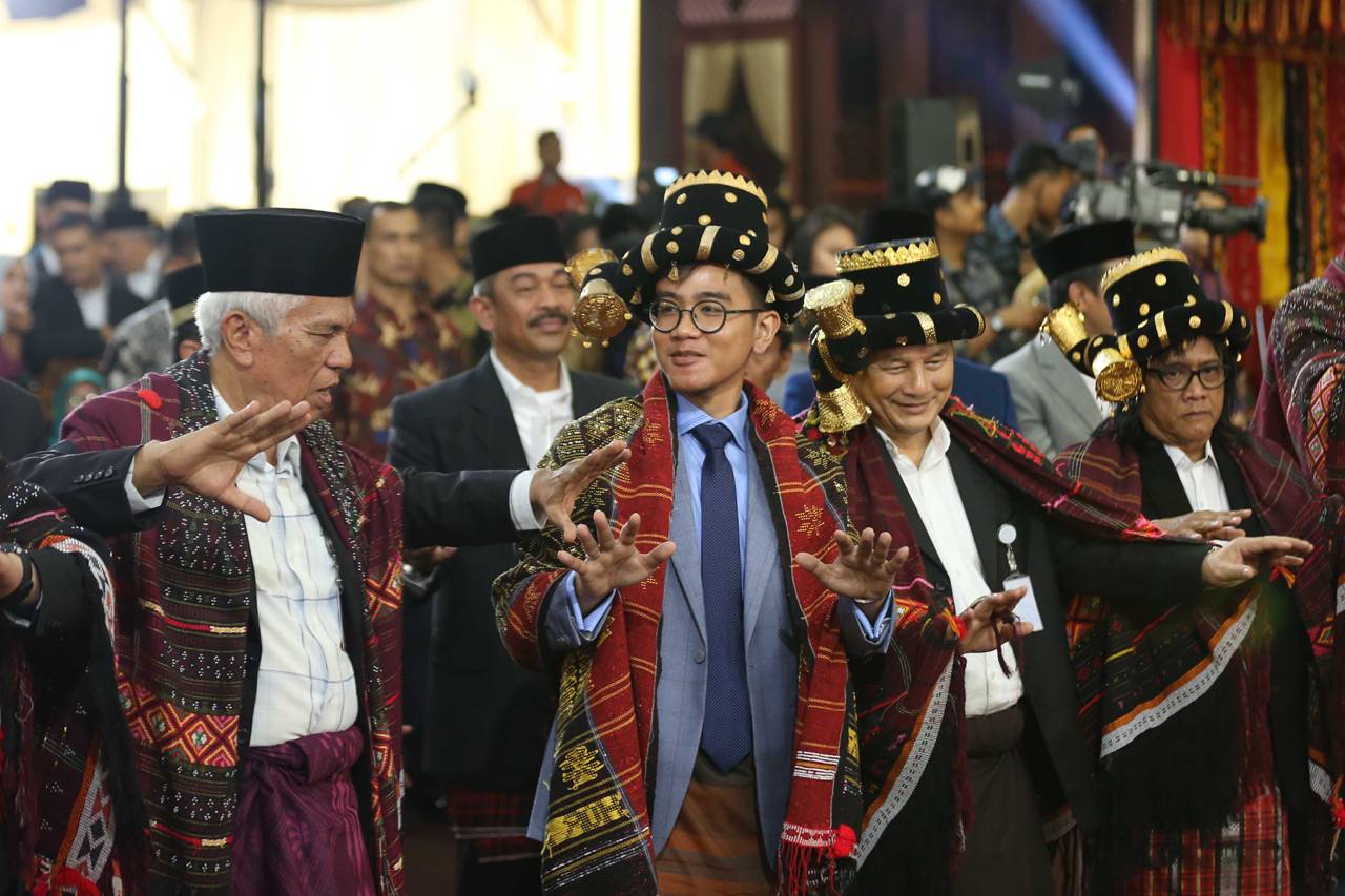 Mangalo Alo Mora, Keluarga...