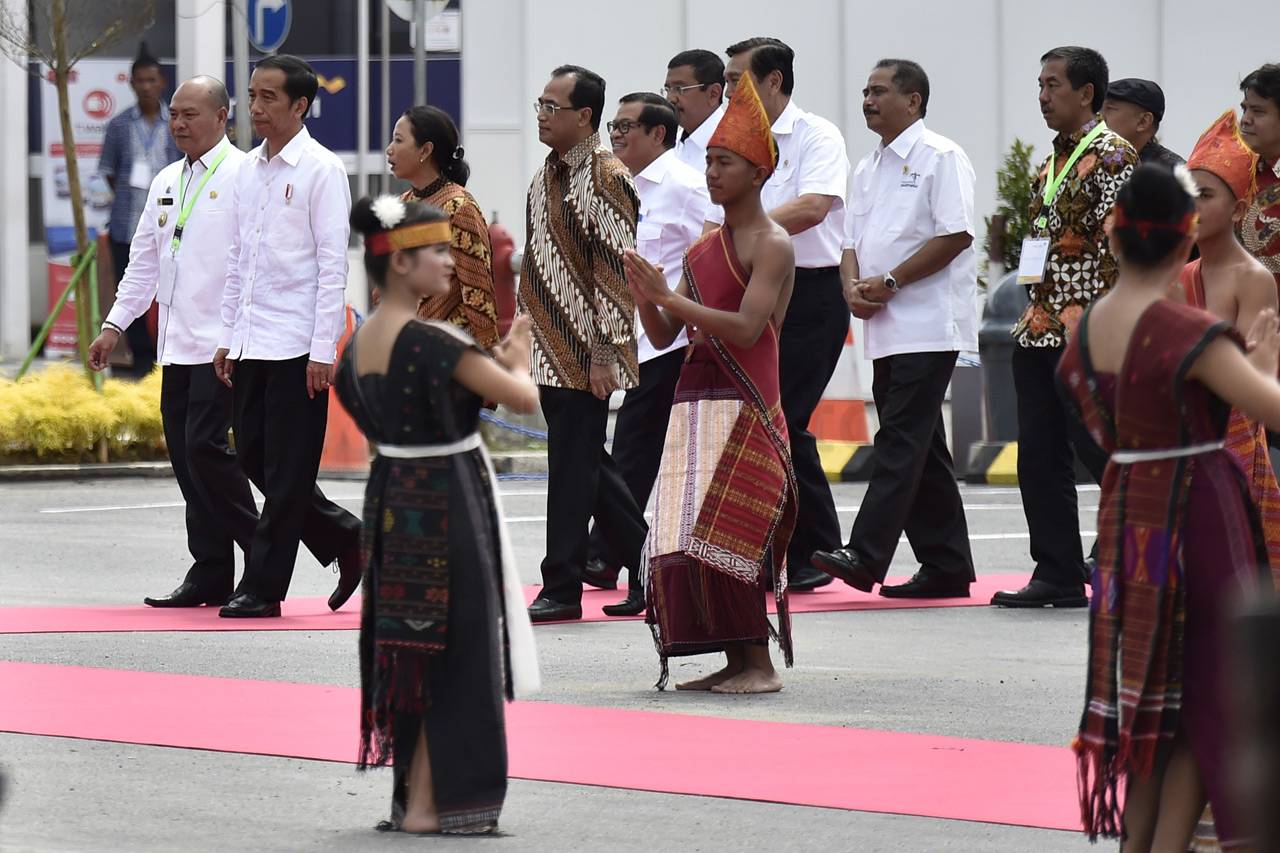 Presiden Jokowi Resmikan...
