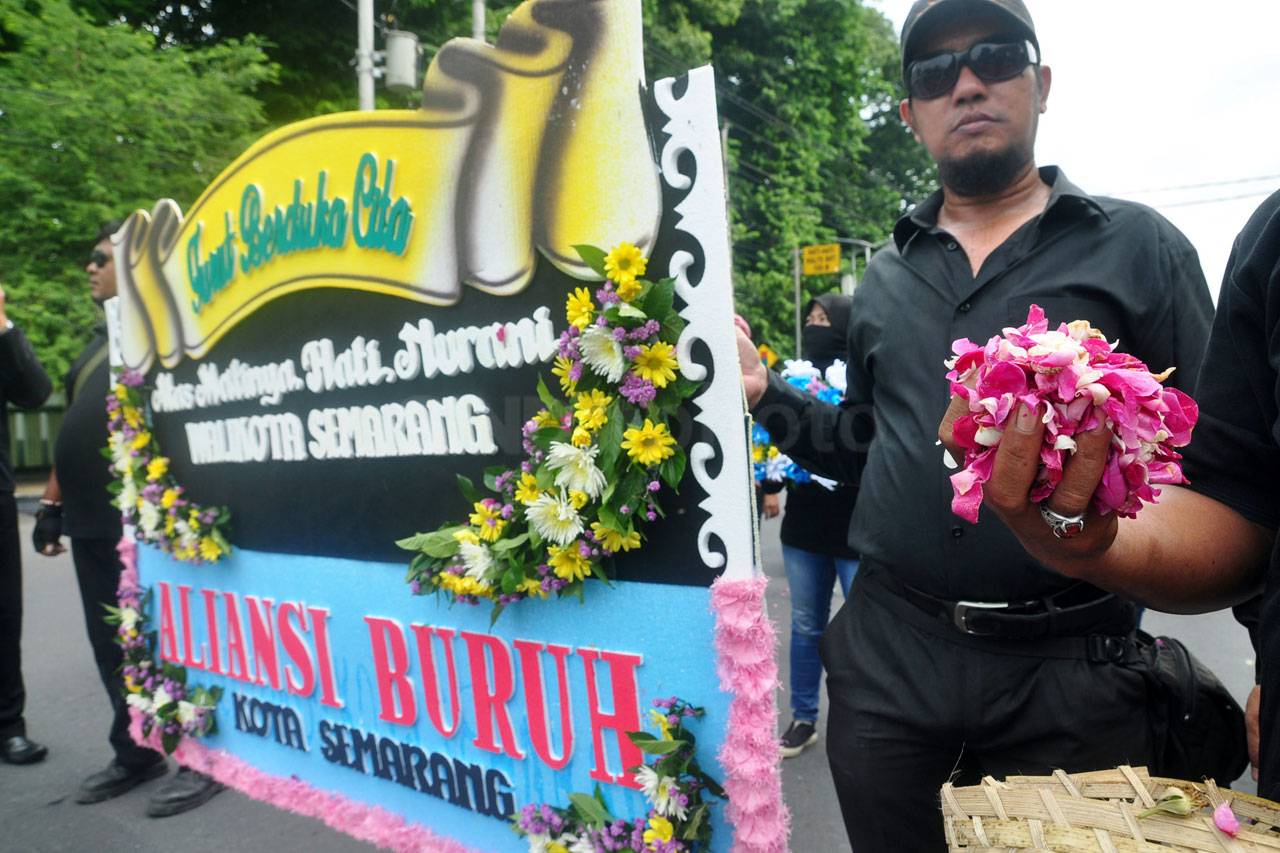 Protes UMK, Buruh Semarang...
