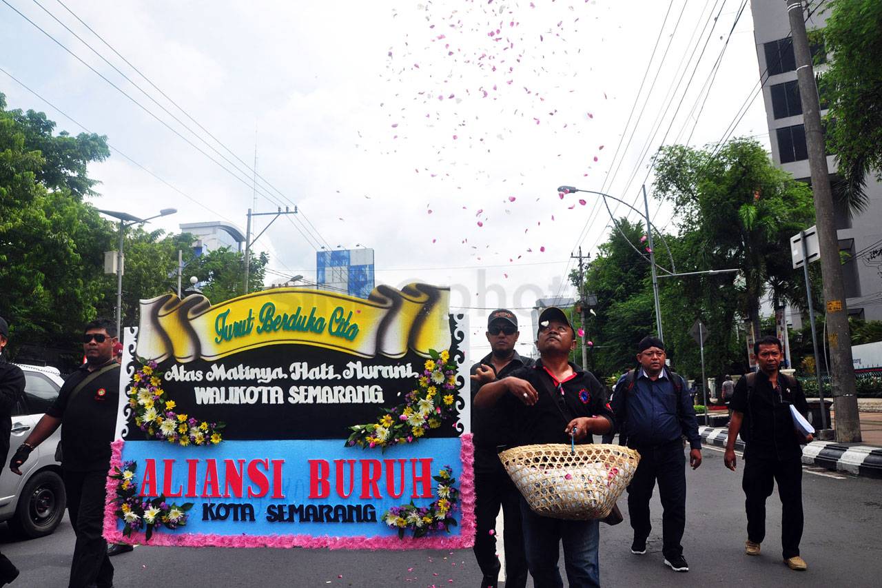 Protes UMK, Buruh Semarang...
