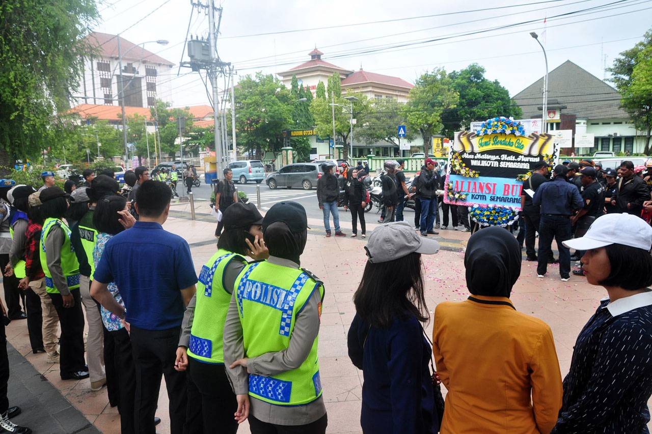 Protes UMK, Buruh Semarang...