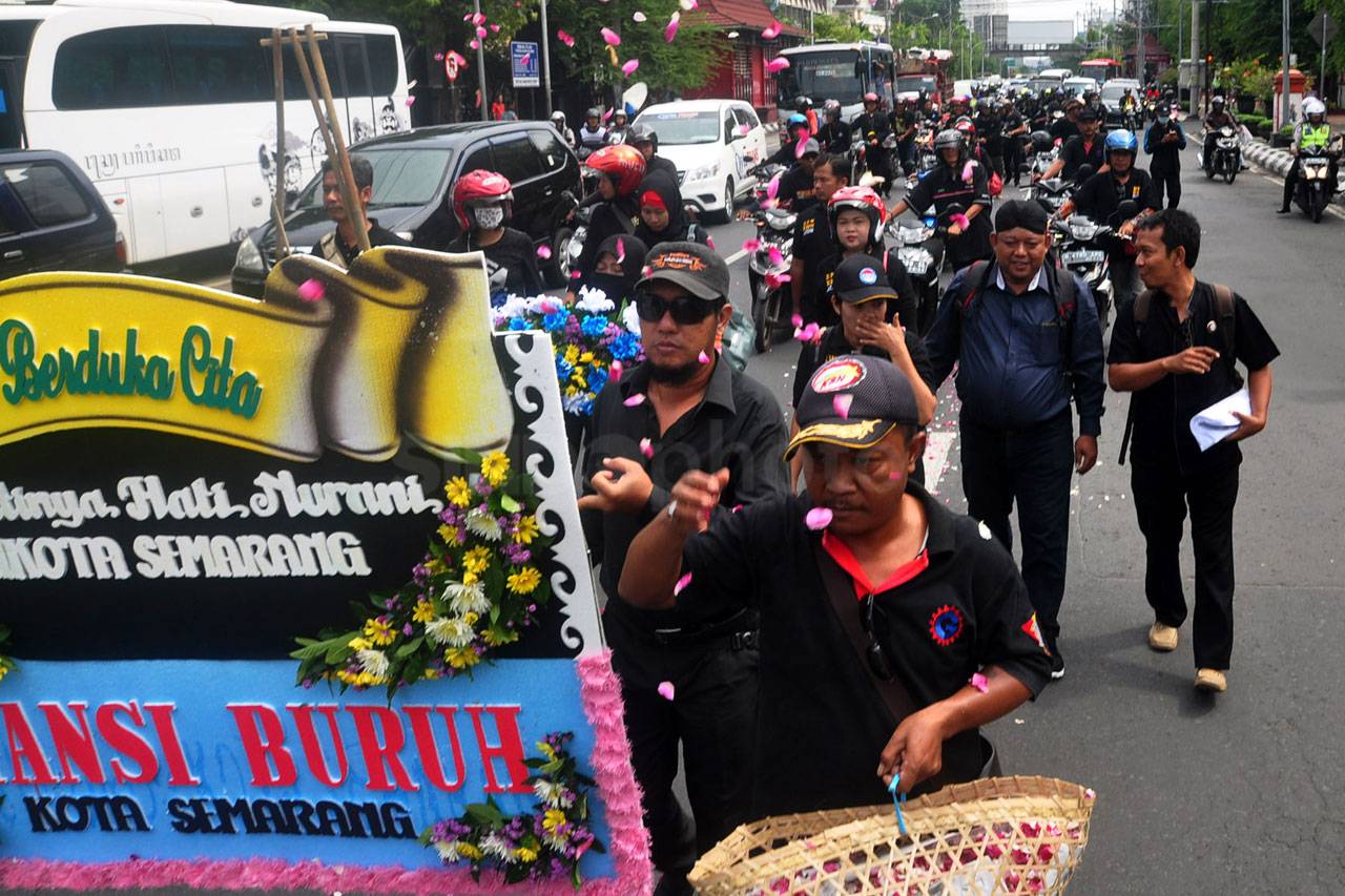 Protes UMK, Buruh Semarang...