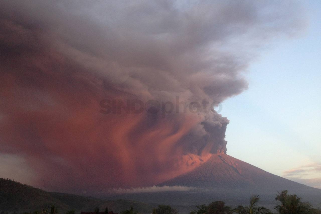 Gunung Agung Meletus,...
