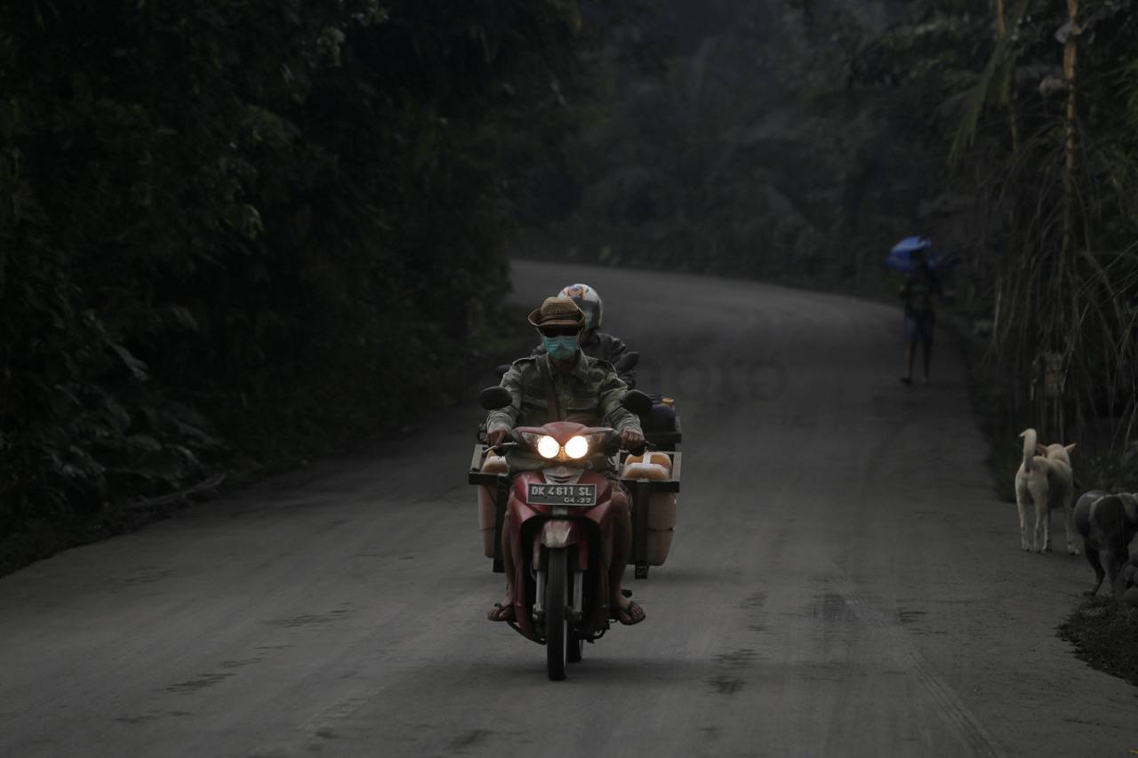 Gunung Agung Meletus,...