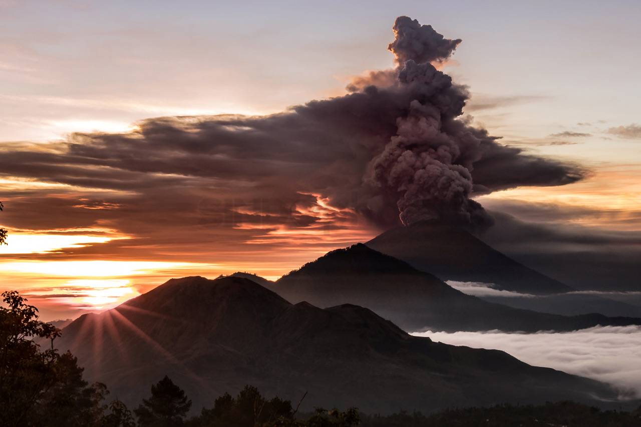 Gunung Agung Meletus,...