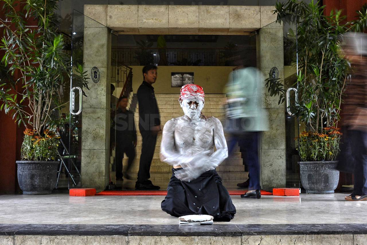 Performance Art Menjaga...