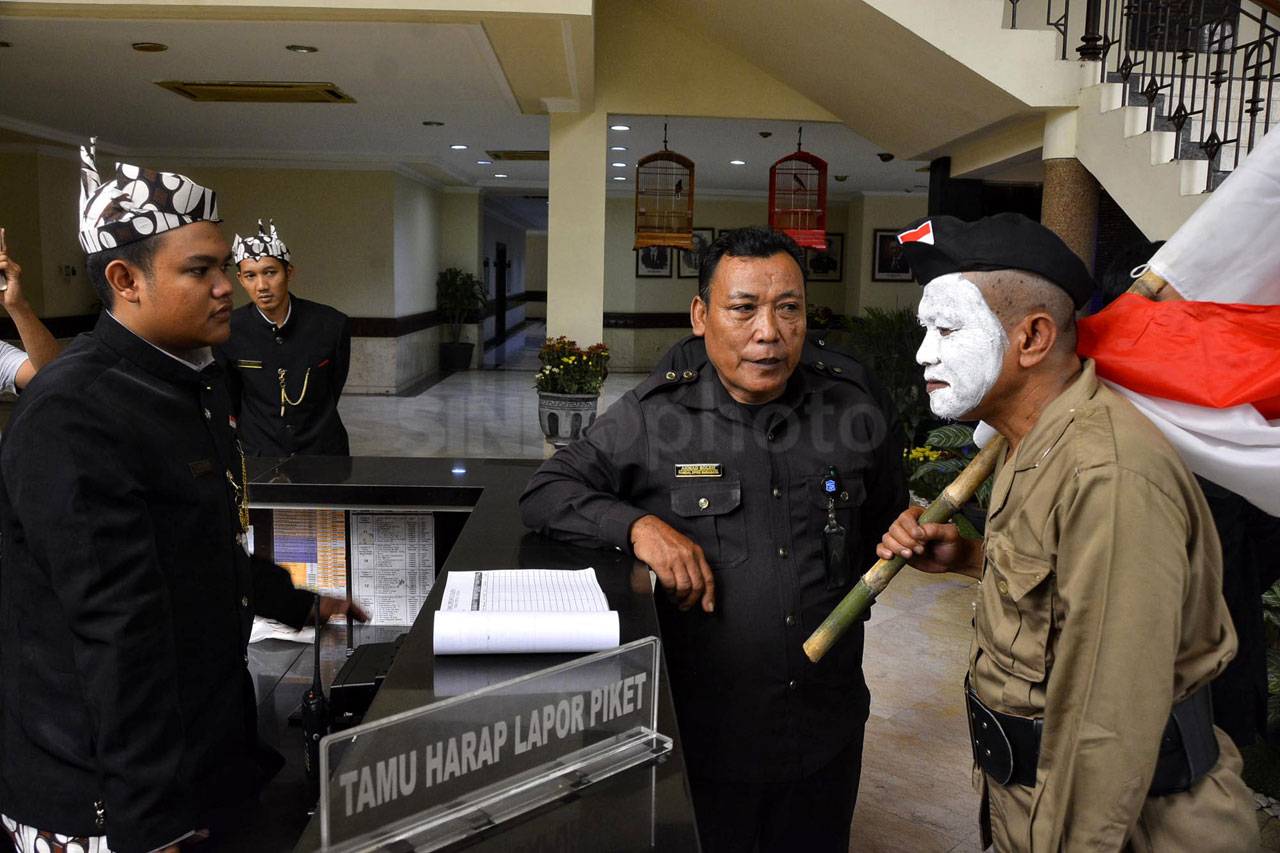 Performance Art Menjaga...