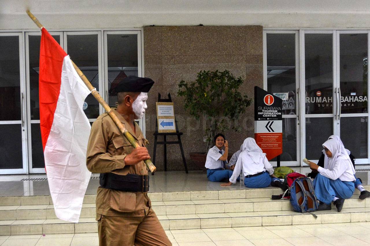 Performance Art Menjaga...