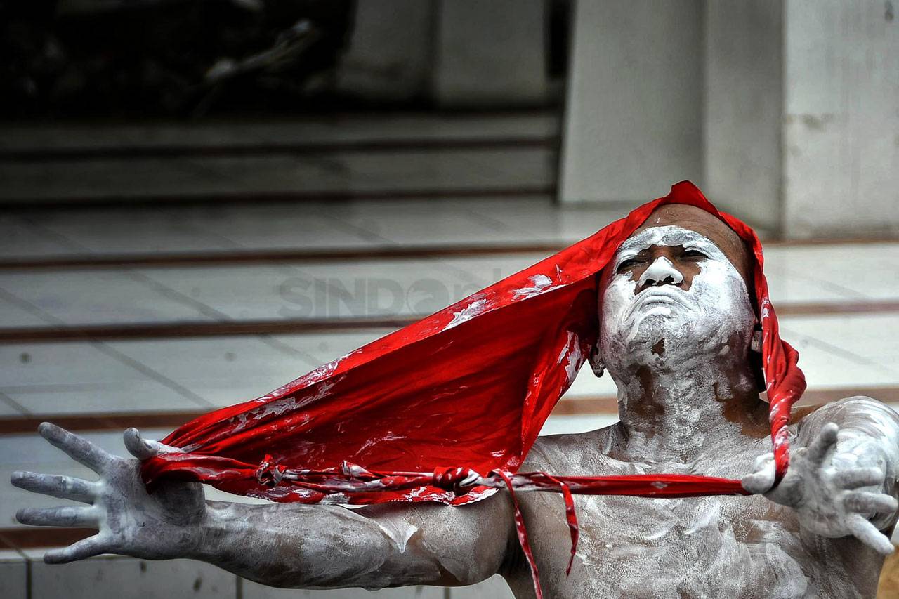 Performance Art Menjaga...