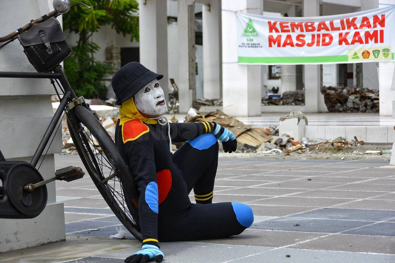 Performance Art Menjaga...