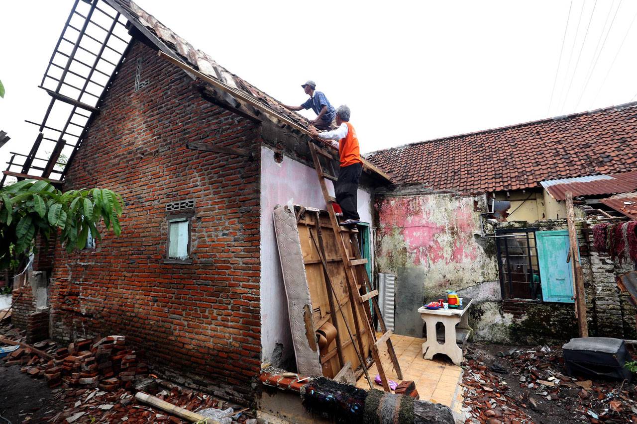 Mensos Serahkan Bantuan...