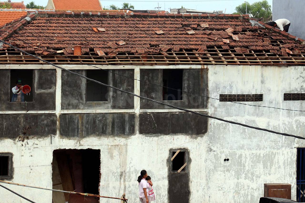 Mensos Serahkan Bantuan...