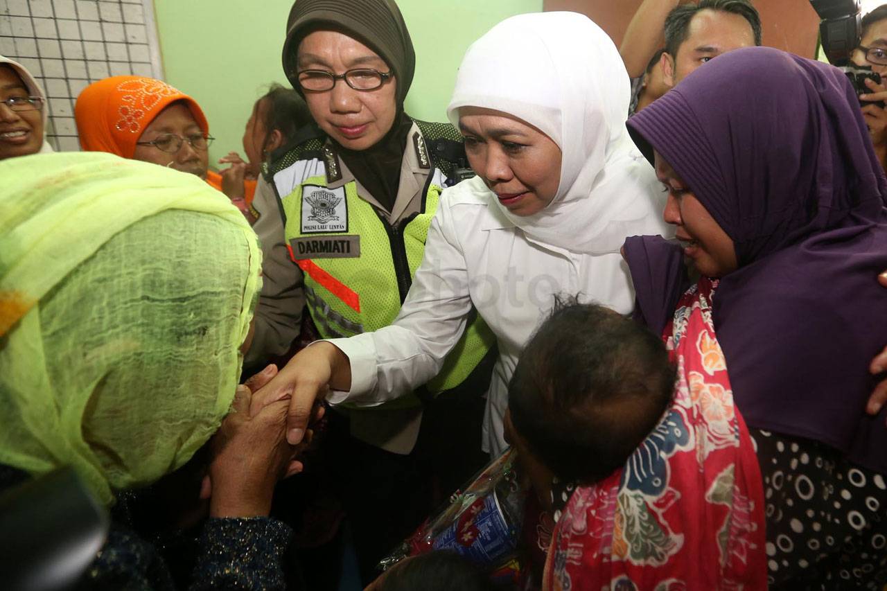 Mensos Serahkan Bantuan...