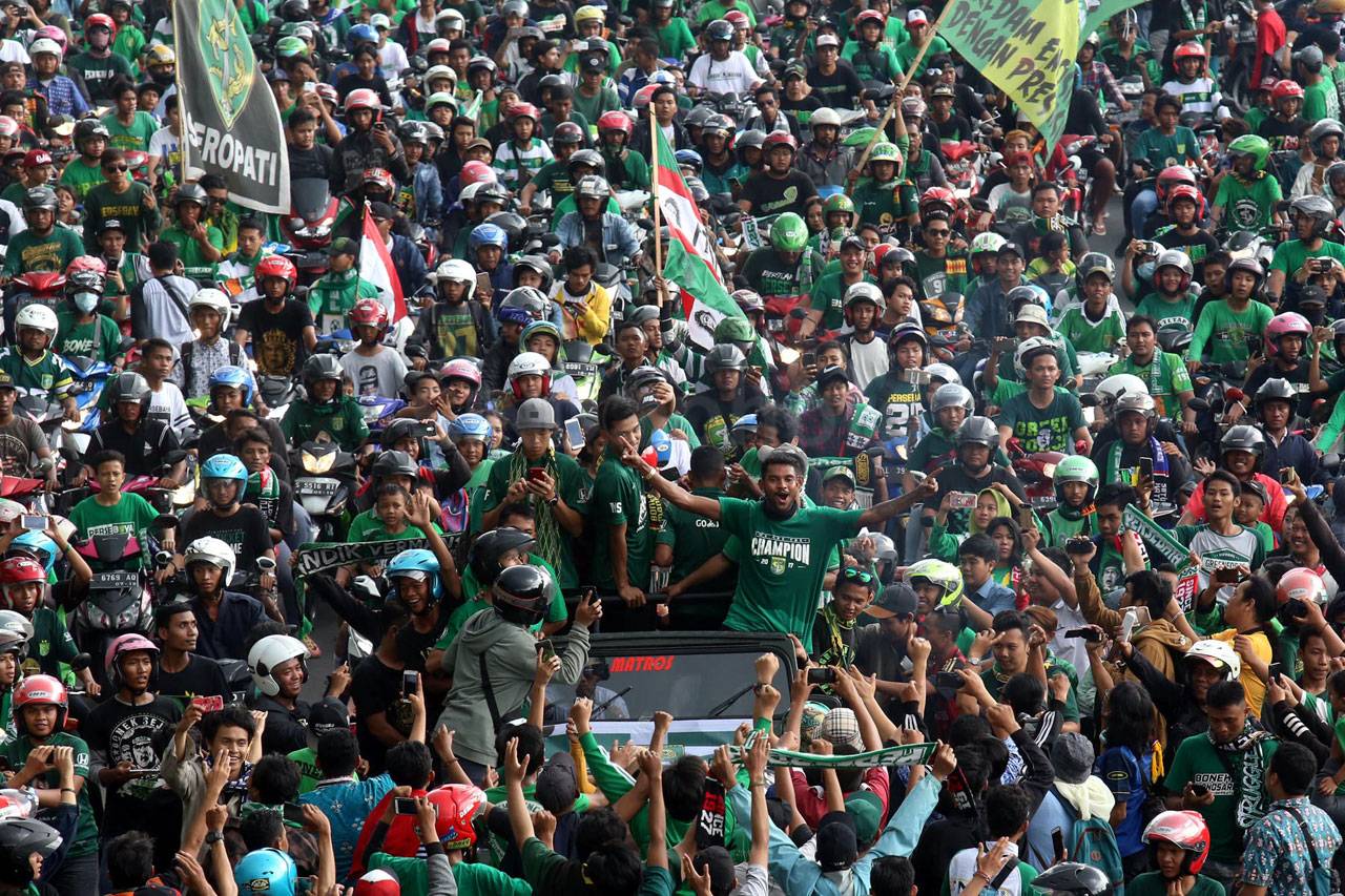 Pemain Persebaya Diarak...