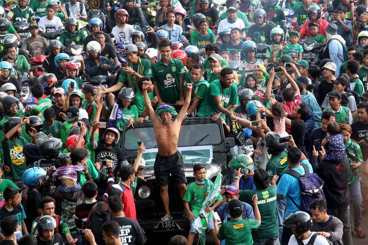 Pemain Persebaya Diarak...