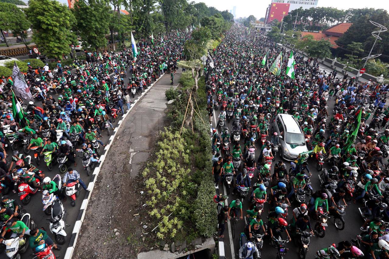 Pemain Persebaya Diarak...