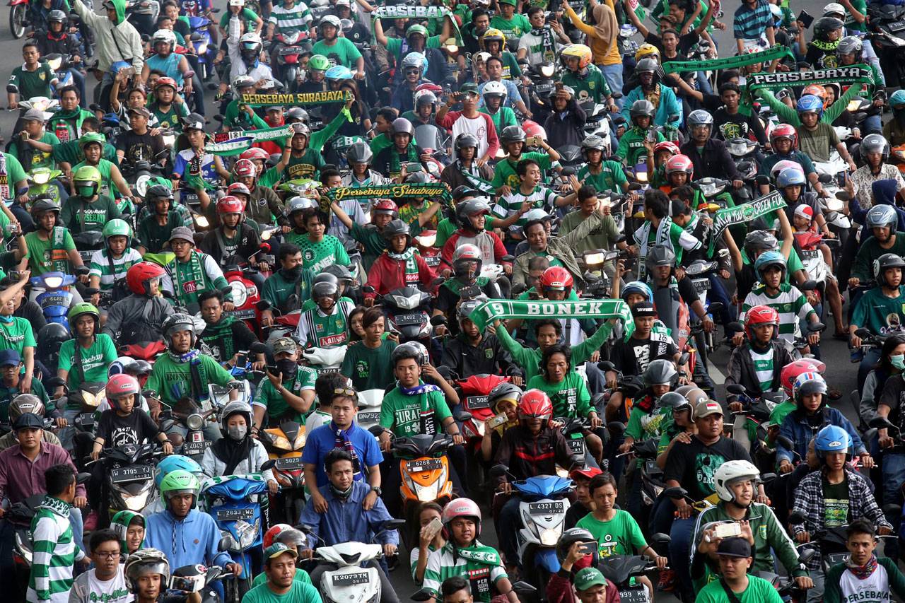 Pemain Persebaya Diarak...