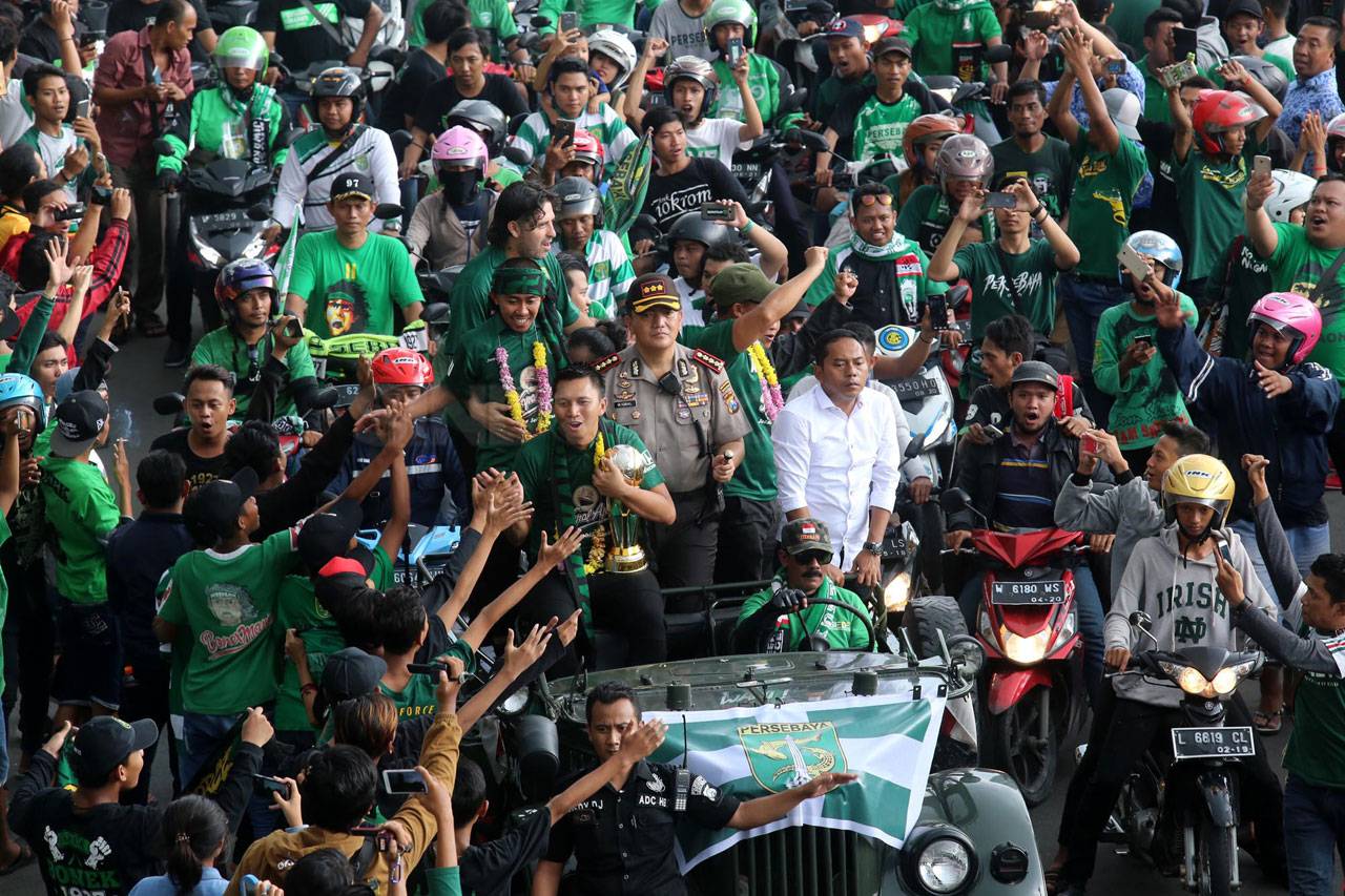 Pemain Persebaya Diarak...
