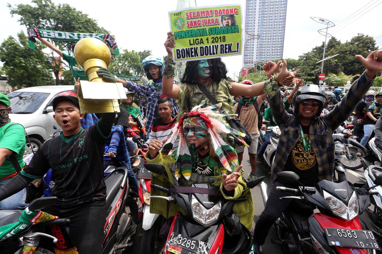 Pemain Persebaya Diarak...