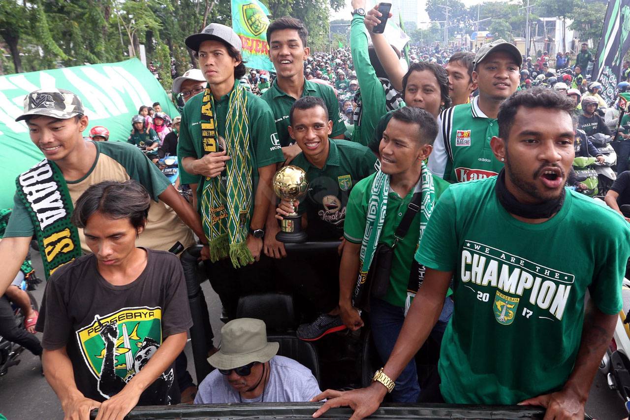 Pemain Persebaya Diarak...